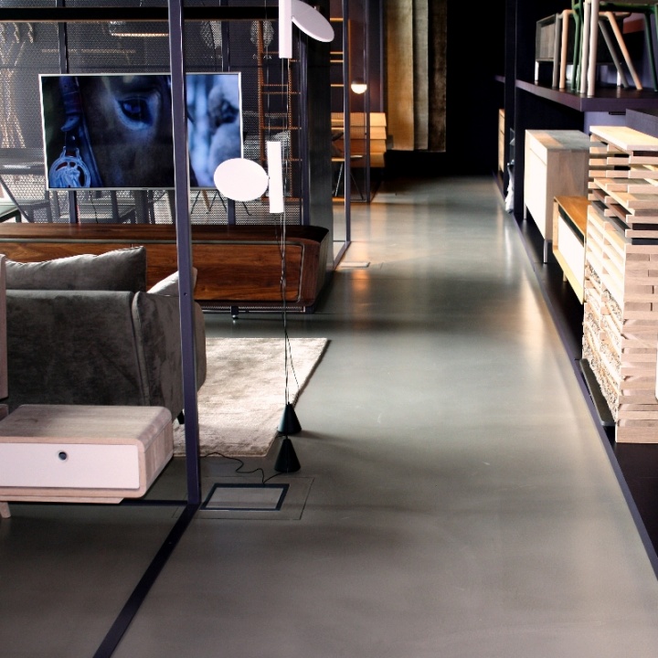 Fotogalerie - Designové podlahy - Cementová stěrka Ardex - Showroom nábytku Javorina