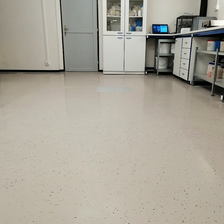 Designová podlaha v laboratoři