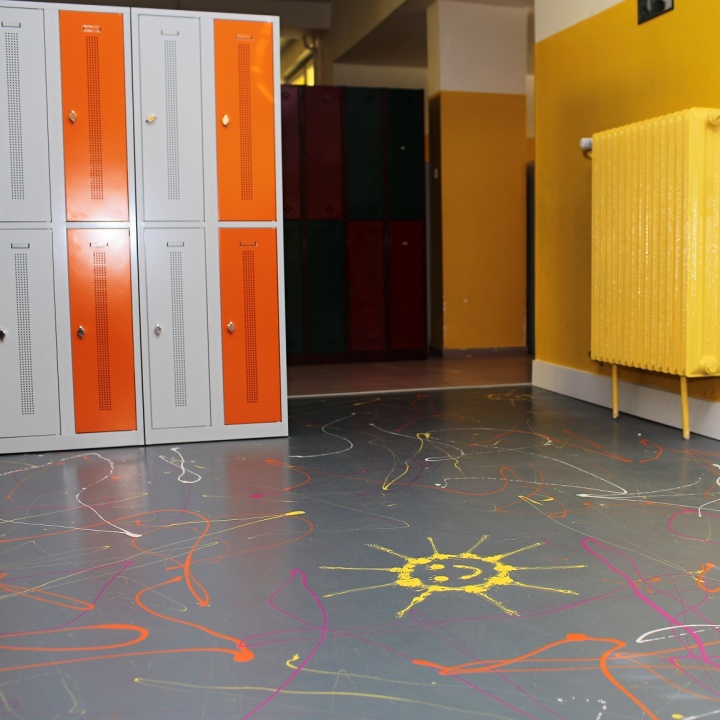 Designová podlaha ve škole na Proseku