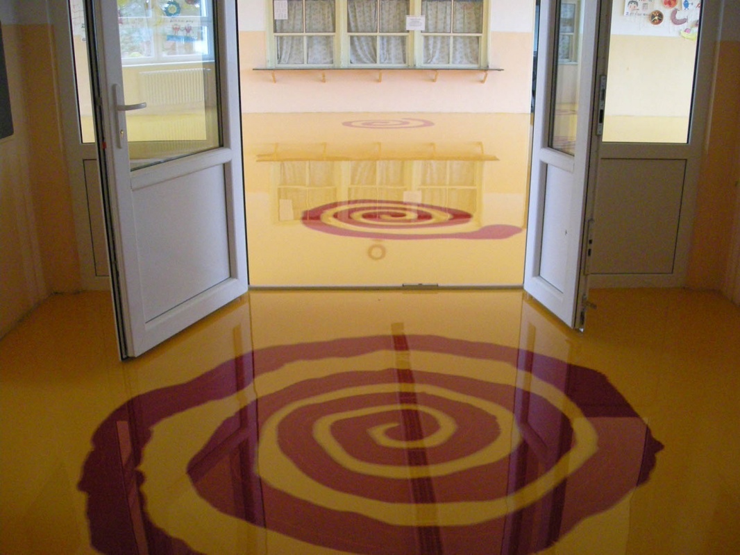 Designová podlaha ve škole
