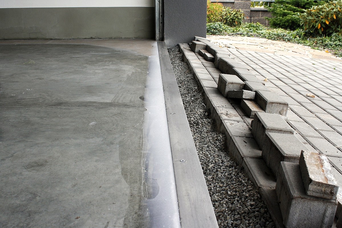 Nové podlahy v garážích