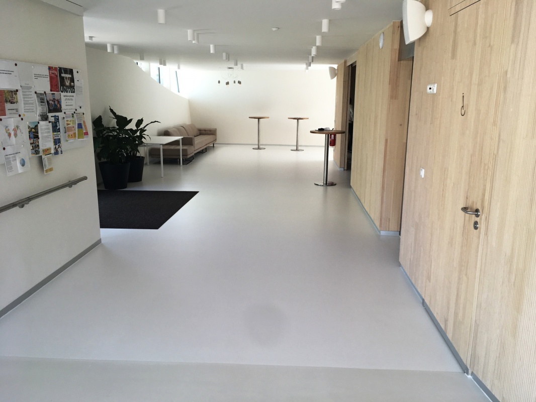 Podlahy a podlahové stěrky v komerčních prostorech