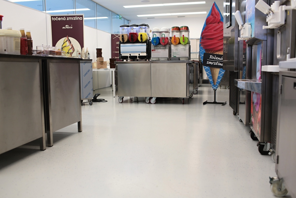 Podlahy a podlahové stěrky v komerčních prostorech