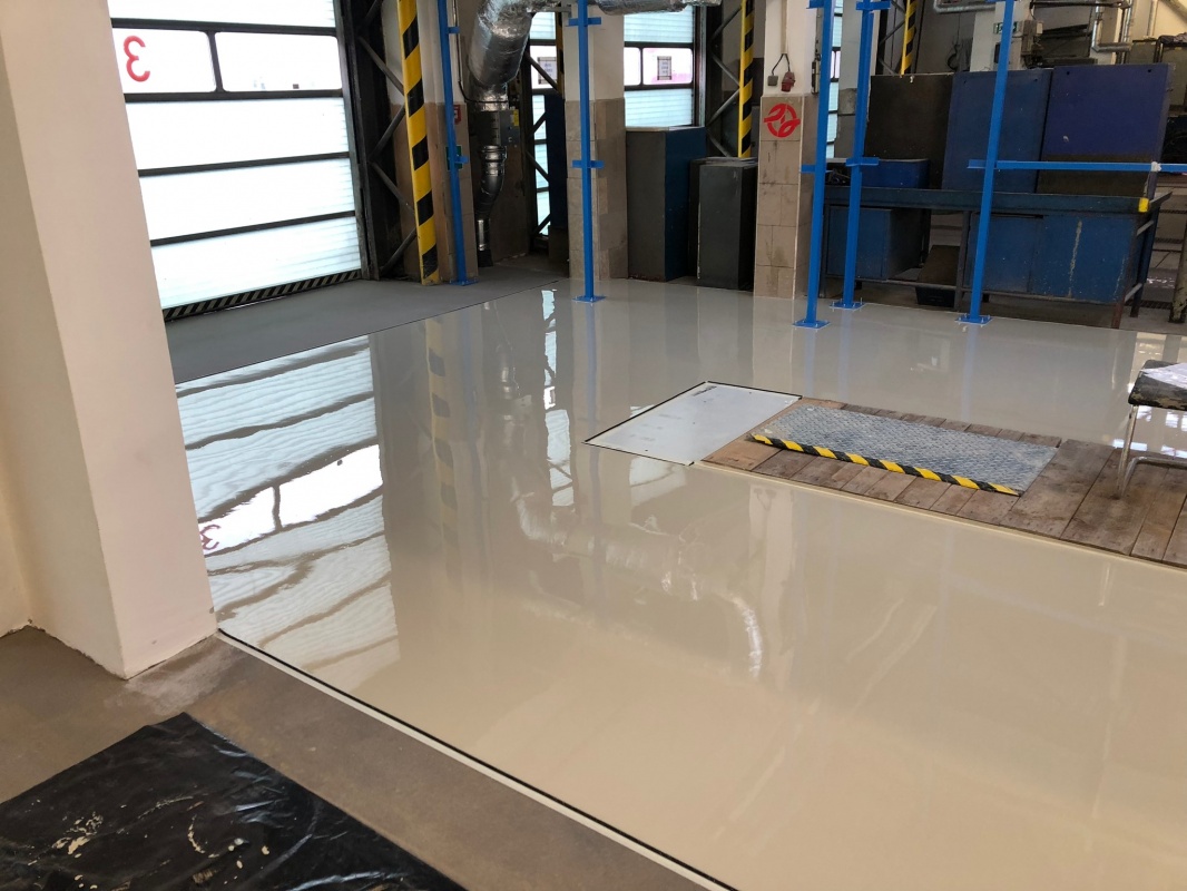 Podlahy a podlahové stěrky v komerčních prostorech